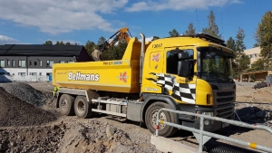 Camión Scania P370 6x2 de la empresa Hansa Entreprenad AB