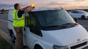 Conductor instalando la balzia V16 en su furgoneta