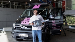 Rick Zabel recibiendo su nueva furgoneta MAN TGE