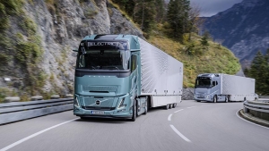 Camiones Volvo Trucks circulando por una carretera