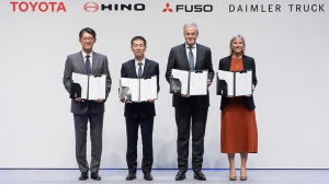 Karin Rådström, CEO de Daimler Truck, Koji Sato, CEO de Toyota, Karl Deppen, CEO designado de la nueva holding y Satoshi Ogiso, CEO de Hino