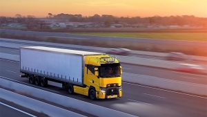 Camión circulando por carretera