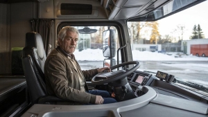Conductor en edad de jubilación conduciendo un camión