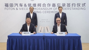 Luca Sra, President, Truck Business Unit, Iveco Group; Chen Qingshan, Deputy General Manager of Foton Motor (front left); Gerrit Marx, Iveco Group CEO (back right); and Chang Rui, Chairman of Foton Motor