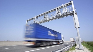 Camión circulando por carretera