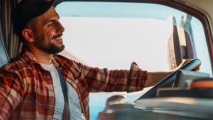 Conductor conduciendo un camión