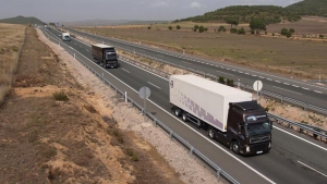 Camiones circulando por carretera