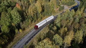 Camión Scania circulando por carretera